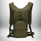 Un sac à dos de couleur olive avec deux bretelles, une poche principale centrale avec une poche plus petite fixée à l'avant, et une série de lacets élastiques qui traversent les deux poches. La poche principale a une boucle en plastique. Des poignées ou des attaches supplémentaires attachées aux bretelles. — vue 7