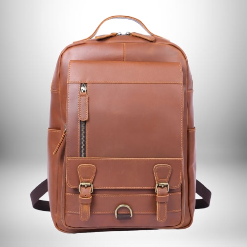 Sac à dos en cuir marron avec une grande poche avant et des fermoirs.
