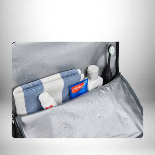 Un sac rempli d'articles de toilette, probablement un sac a dos cabine easyjet