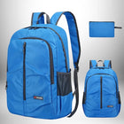 Un sac à dos bleu plié en trois pièces avec bandoulières grises, une deuxième option pliée en petite pochette et une troisième option dépliée. — vue 7