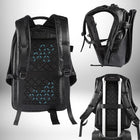 Plusieurs vues d'un sac à dos noir en cuir, dont une qui montre le dos avec un motif géométrique et des flèches bleues. Une autre vue montre le sac à dos posé sur le manche d'une valise. — vue 4