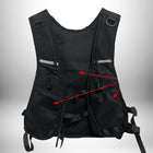 Un gilet de sport noir avec plusieurs poches et une fermeture à glissière. Le gilet a une partie arrière en filet. Il y a des réflecteurs et des boucles en D.
 — vue 7