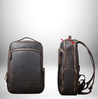 Deux sacs à dos en cuir marron foncé sont présentés sur un fond dégradé blanc et gris. Le sac à dos de gauche est vu de face, tandis que celui de droite est vu de profil, avec des sangles visibles. Les deux sacs à dos ont des détails de fermeture à glissière dorés ou de couleur bronze. L'état du cuir semble usé.
 — vue 7
