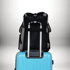 Une valise bleue avec un sac à dos picnic noir et gris posé dessus. — vue 6