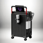La photo montre une valise cabine easyjet 45x36x20 noire avec une poignée rouge. La valise a des roues, un écran, un porte-gobelets et un cintre pour les petits sacs. La valise est sur un fond blanc. — vue 3