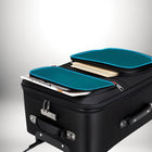 Gros plan sur une valise cabine easyjet 56x45x25 noire avec des poches bleues ouvertes. Il y a un ordinateur portable et des livres placés à l'intérieur de la valise. — vue 4