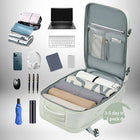 Image d'un sac a dos cabine easyjet ouvert, contenant des vêtements roulés, un ordinateur portable, des accessoires électroniques et des stylos. — vue 3