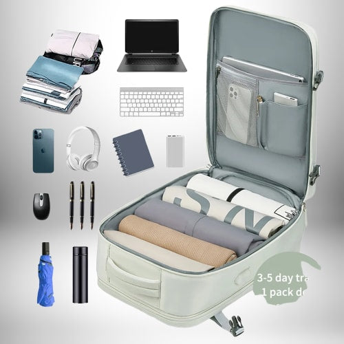 Image d'un sac a dos cabine easyjet ouvert, contenant des vêtements roulés, un ordinateur portable, des accessoires électroniques et des stylos.
