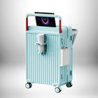 Une valise cabine intelligente turquoise avec de nombreuses fonctionnalités. Il y a un support pour tablette, un porte-gobelet, et un support pour sac. Les dimensions semblent correspondre aux exigences d'une valise cabine easyjet 45x36x20. — vue 5