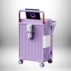 Une valise cabine violette avec des fonctionnalités modernes, telles qu'un support pour tablette, un porte-gobelet et une poignée avec des accents rouges. On aperçoit une valise cabine easyjet 45x36x20. — vue 7