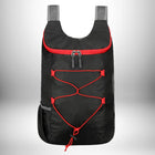 Sac à dos noir avec des accents rouges et des bretelles grises.
 — vue 7