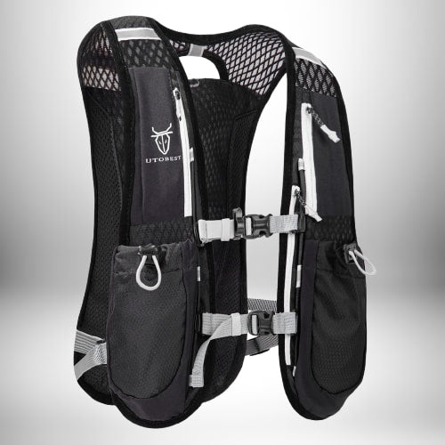 Un gilet de course noir avec le logo « UTOBEST » et plusieurs poches et sangles.
