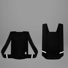 Deux vêtements noirs sont présentés sur un fond gris. À gauche se trouve un élément de vêtement noir avec de longues manches et une fermeture à glissière, avec un logo blanc sur le devant. L'extrémité de chaque manche a une bande blanche. À droite se trouve un sac à dos noir avec des bretelles larges, et une poche en filet. Chaque bretelle a une bande blanche. Ces deux articles semblent être des vêtements pour le sport et le sac à dos running.
 — vue 5