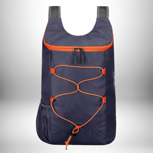 Un sac à dos sportif bleu marine avec des détails orange.
