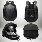 Quatre vues d'un sac à dos coque rigide moto, noir. On voit le sac à dos entier, le dos avec les bretelles, le sac ouvert avec un casque de moto à l'intérieur et une vue du sac à dos fermé. — vue 6