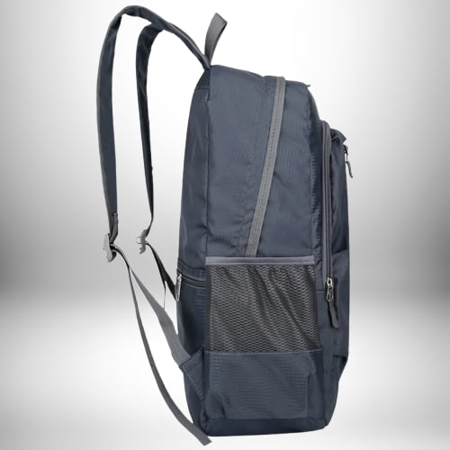 Un sac à dos bleu foncé avec des bretelles grises et un détail en maille.
