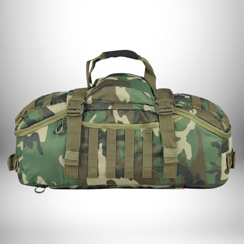 Un sac de voyage robuste en camouflage bois. Il a des sangles Molle et une poignée matelassée et des fermetures ajustables.
