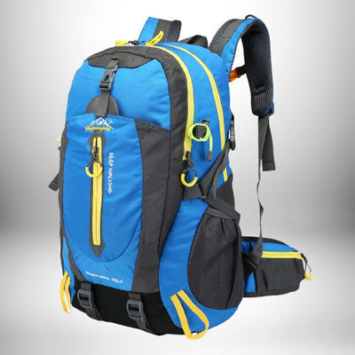 Un sac à dos de randonnée bleu et gris avec des fermetures éclair jaunes et des accents. Le sac a une poche en filet sur le côté et est marqué « Keep walking ».