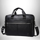 Un sac messager noir en cuir avec des poignées et une bandoulière réglable, sur fond gris avec un effet de lumière. — vue 2
