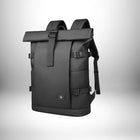 Un sac à dos noir en forme de rouleau. Il est en matériau imperméable, avec des sangles et des boucles de serrage. Il a un logo en bas. Le fond est gradué. — vue 7