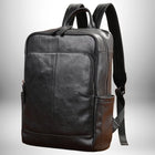 Un sac à dos en cuir noir pour homme de style sacoche, avec une poche avant zippée et des poches latérales en filet. Les bretelles sont noires et ajustables, et il y a aussi une poignée. Le sac à dos est présenté sur un fond clair.
 — vue 2