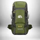 Sac à dos de camping vert olive avec des fermetures éclair jaunes et le mot « welkani ». De plus, le sac à dos indique « Capacité 50L ».
 — vue 5
